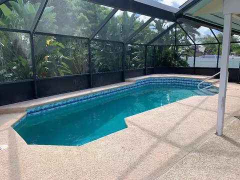 586 SE Penn Ave, Port Saint Lucie, FL 34984