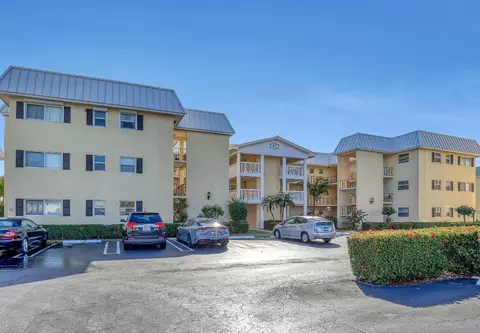 17 Colonial Clb #201, Boynton Beach, FL 33435