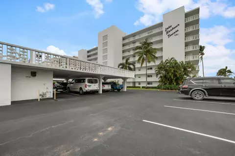 401 Lake Shore Dr #705, Lake Park, FL 33403