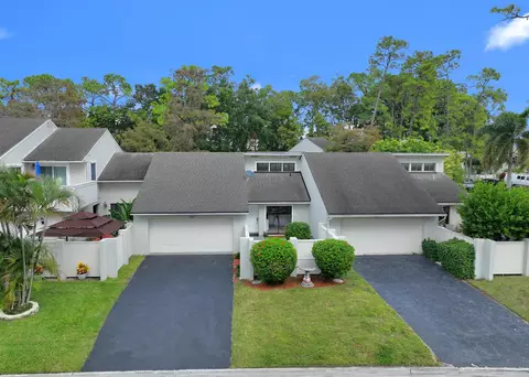 12813 Spinnaker Ln, Wellington, FL 33414