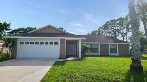 702 SE Starflower Ave, Port Saint Lucie, FL 34983