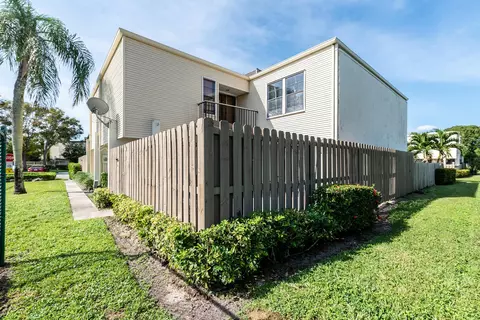 1526 Shaker Cir, Wellington, FL 33414