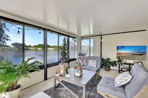 31 Mayfair Ln, Boynton Beach, FL 33426