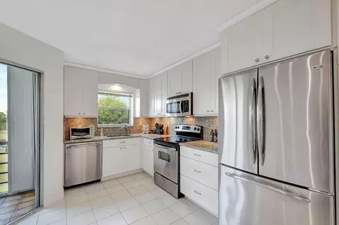 3959 Via Poinciana #406, Lake Worth, FL 33467