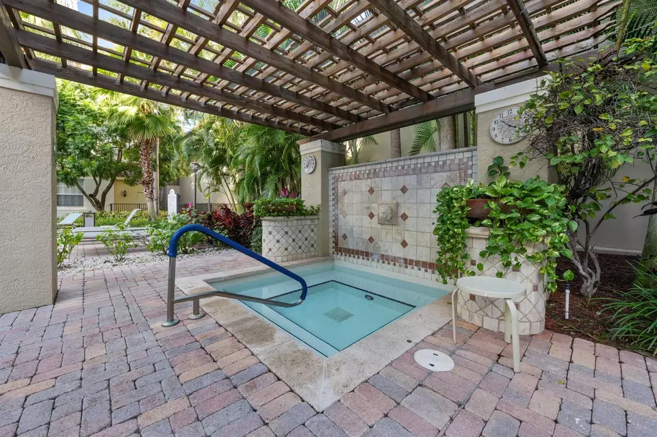 Exterior - 651 Okeechobee Blvd #1107, West Palm Beach, FL 33401 photo 3 of 5