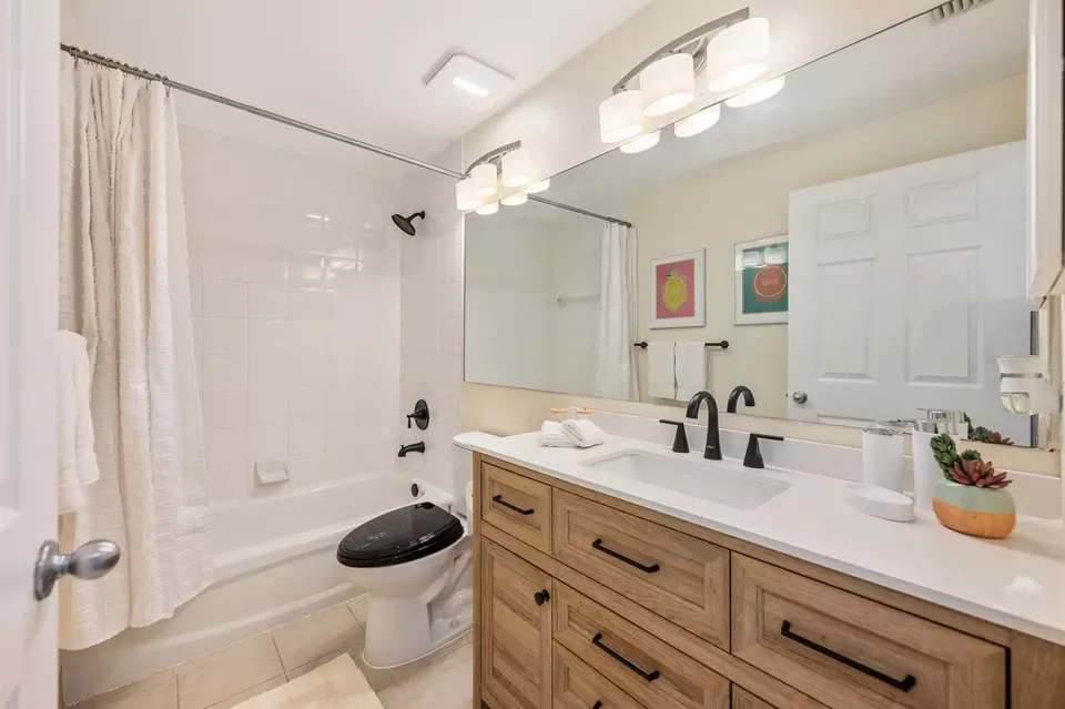 Bath - 651 Okeechobee Blvd #1107, West Palm Beach, FL 33401 photo 1 of 1
