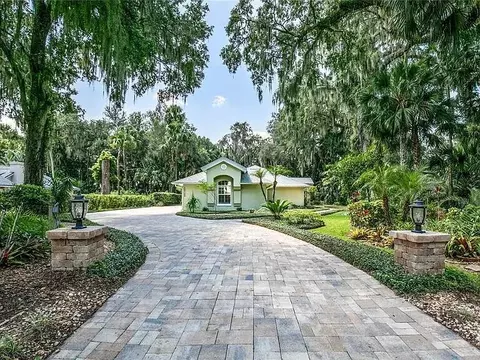 16720 Beauclaire Ct, Tavares, FL 32778