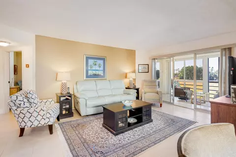 3871 Via Poinciana #308, Lake Worth, FL 33467