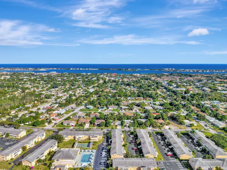 View/Area - 2151 NE 1st Ct #204, Boynton Beach, FL 33435 photo 2 of 6