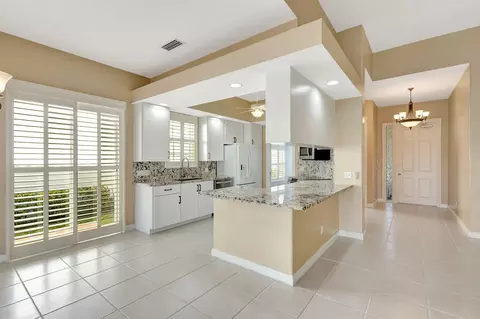 8045 Laborie Ln, Wellington, FL 33414