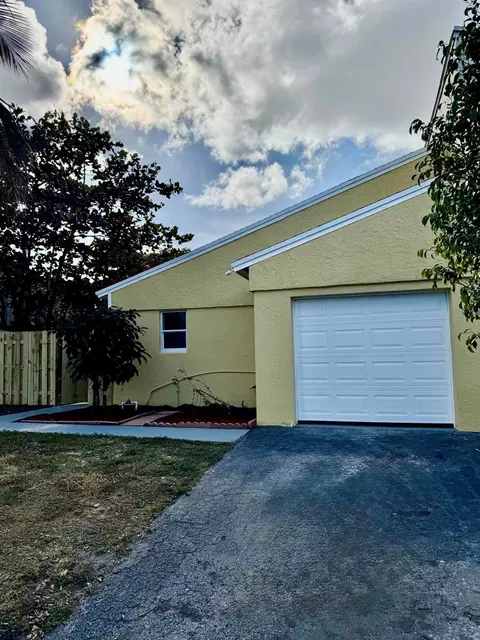 4994 NW 6th Ct, Delray Beach, FL 33445