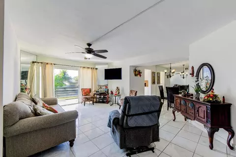 3590 Via Poinciana #212, Lake Worth, FL 33467