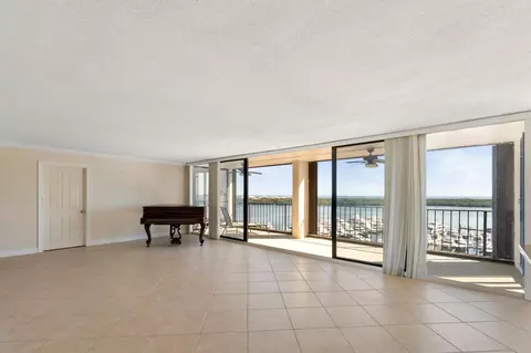 120 Lakeshore Dr #T37, North Palm Beach, FL 33408
