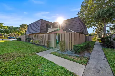 1422 14th Ct, Palm Beach Gardens, FL 33410