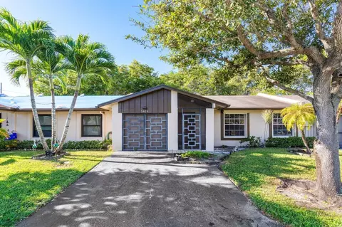 5424 Viburnum Cir, Delray Beach, FL 33484