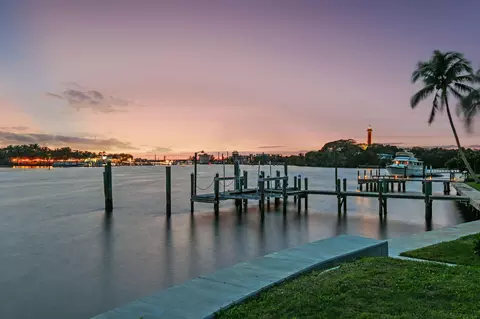 88 Lighthouse Dr, Jupiter Inlet Colony, FL 33469