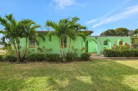 702 SW 23rd Ter, Boynton Beach, FL 33435