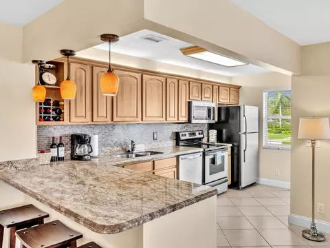34 Colonial Club Dr #204, Boynton Beach, FL 33435
