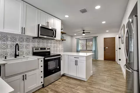 121 NE 49 St, Oakland Park, FL 33334
