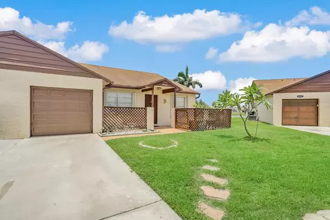 8543 Lake Point Ct, Lake Worth, FL 33467