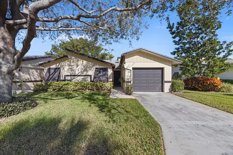 8 Ridge Pointe Dr #D, Boynton Beach, FL 33435