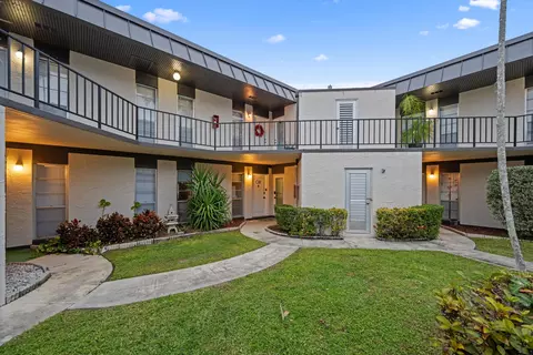 2 Greenway Vlg N #109, Royal Palm Beach, FL 33411