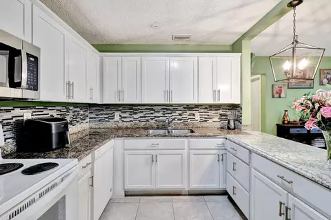 3907 Pensacola Dr, Lake Worth, FL 33462