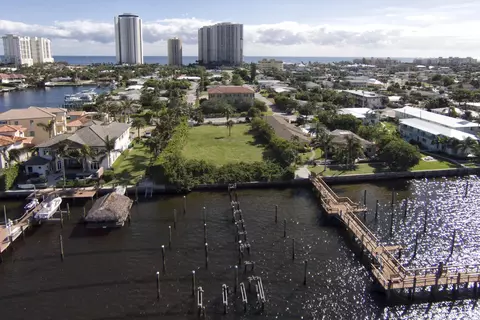2715 Lake Dr, Riviera Beach, FL 33404