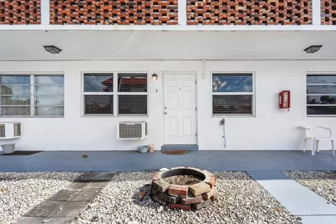 22 SE 3rd #7, Dania Beach, FL 33004