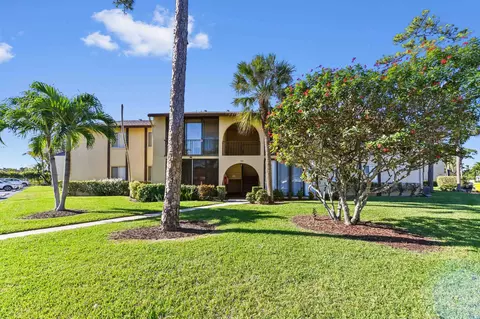 303 Pine Rdg #D-2, Greenacres, FL 33463