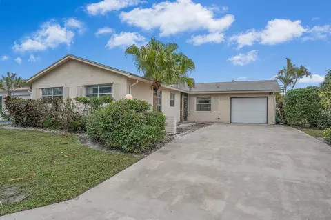 7106 Pine Bluff Dr, Lake Worth, FL 33467
