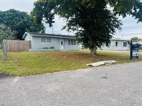 1605 Plantation Dr, West Palm Beach, FL 33417