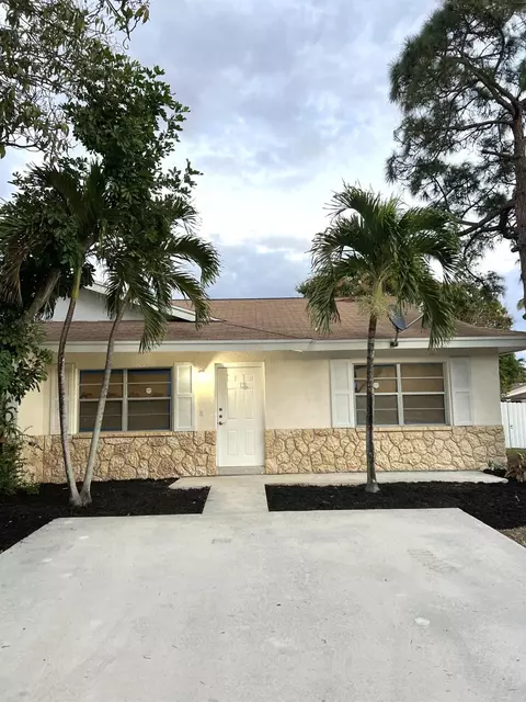 9108 Roan Ln, West Palm Beach, FL 33403