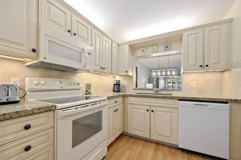 3327 Lucerne Park Dr, Greenacres, FL 33467