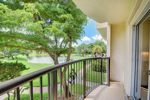 300 Crestwood Ct N #304, Royal Palm Beach, FL 33411