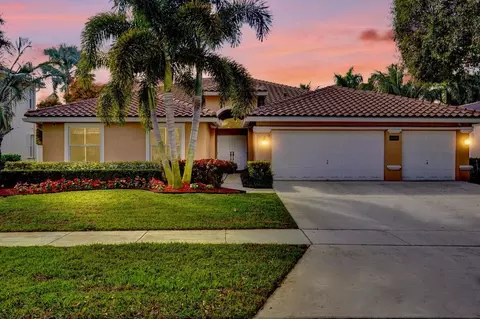 5568 Lake Shore Village Cir, Lake Worth, FL 33463