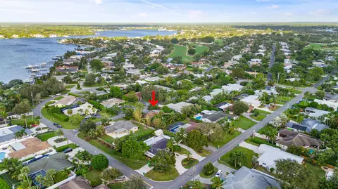 44 Pine Tree Pl, Tequesta, FL 33469