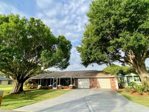 2086 SE Bisbee St, Port Saint Lucie, FL 34952