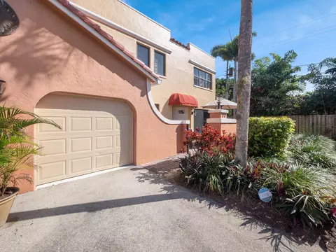 77 Uno Lago Dr, Juno Beach, FL 33408