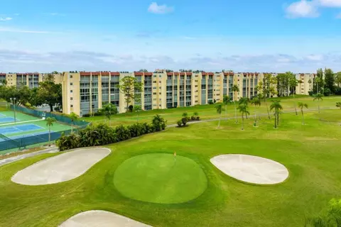 3661 Via Poinciana #611, Lake Worth, FL 33467