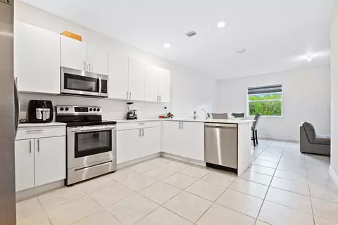 2701 SE 10th St, Homestead, FL 33035