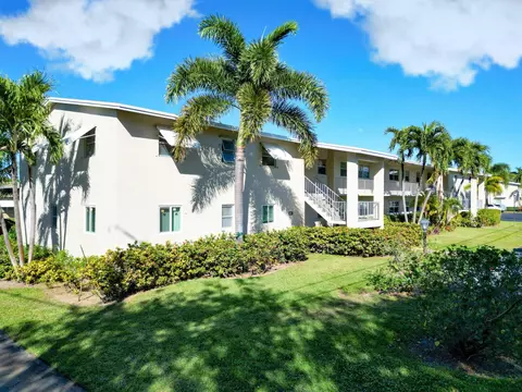 301 Circle Dr S #103, Boynton Beach, FL 33435