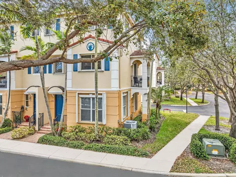 2921 S Greenleaf Cir, Boynton Beach, FL 33426