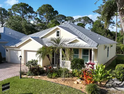 572 NE Canoe Park Cir, Port Saint Lucie, FL 34983