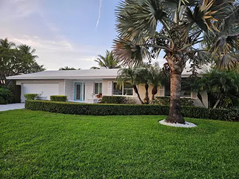 1520 Wagner Cir, Lake Clarke Shores, FL 33406