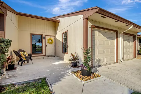 23 Mayfair Ln, Boynton Beach, FL 33426