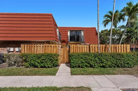 9965 NW 6th Ct, Plantation, FL 33324
