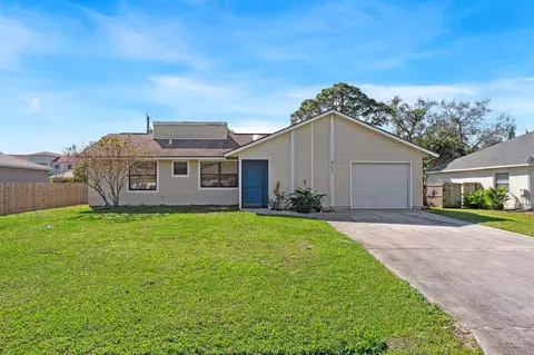556 NW Azine Ave, Port Saint Lucie, FL 34983