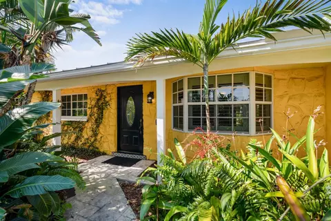12043 Dolphin Dr, Palm Beach Gardens, FL 33410