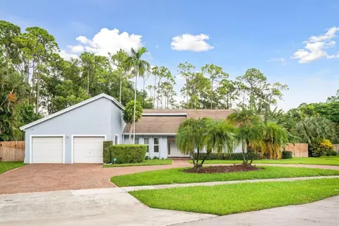 35 St Davids, Wellington, FL 33414